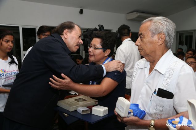 Daniel y Rosario reconocen a estudiantes y maestros destacados