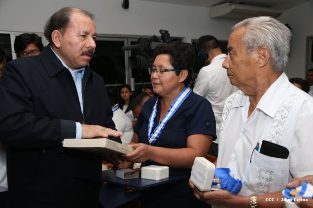 Daniel y Rosario reconocen a estudiantes y maestros destacados