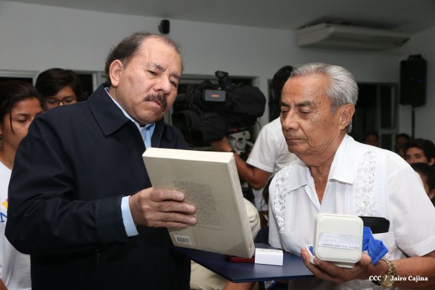 Daniel y Rosario reconocen a estudiantes y maestros destacados