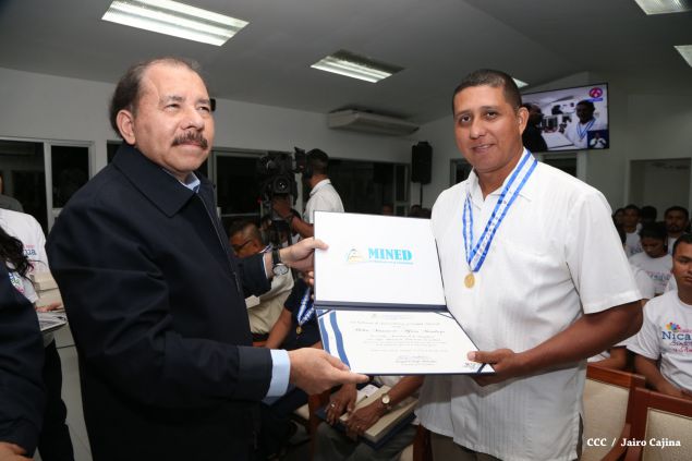 Daniel y Rosario reconocen a estudiantes y maestros destacados