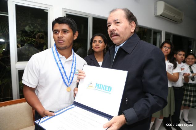 Daniel y Rosario reconocen a estudiantes y maestros destacados