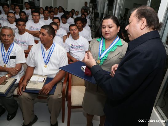Daniel y Rosario reconocen a estudiantes y maestros destacados