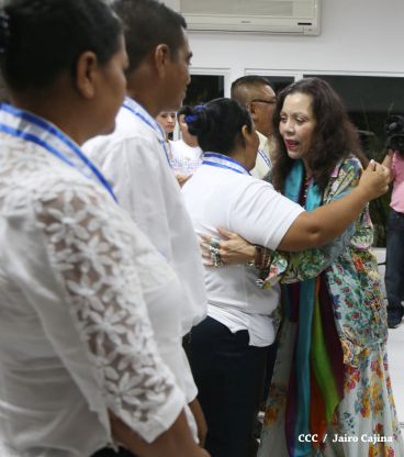 Daniel y Rosario reconocen a estudiantes y maestros destacados