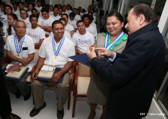Daniel y Rosario reconocen a estudiantes y maestros destacados