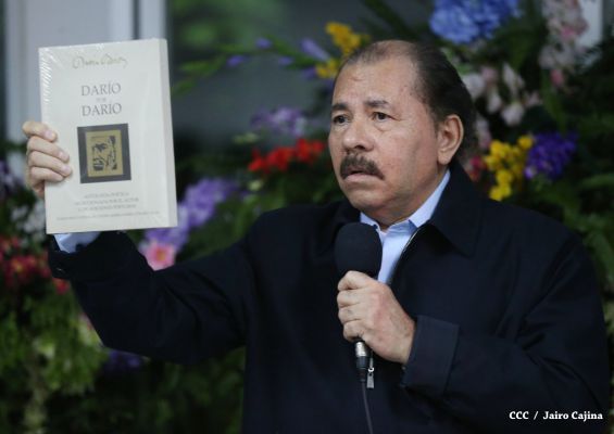 Daniel y Rosario reconocen a estudiantes y maestros destacados