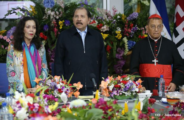 Daniel y Rosario reconocen a estudiantes y maestros destacados