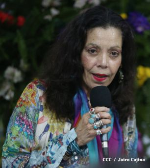 Daniel y Rosario reconocen a estudiantes y maestros destacados