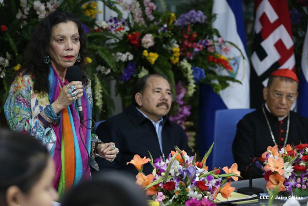 Daniel y Rosario reconocen a estudiantes y maestros destacados