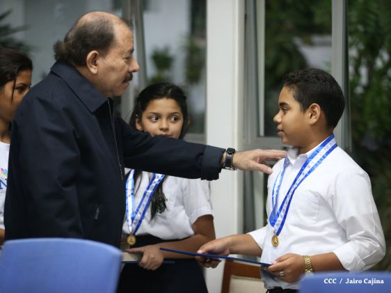 Daniel y Rosario reconocen a estudiantes y maestros destacados