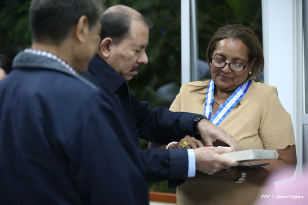 Daniel y Rosario reconocen a estudiantes y maestros destacados