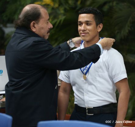 Daniel y Rosario reconocen a estudiantes y maestros destacados