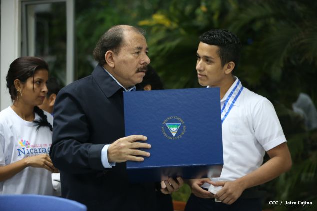 Daniel y Rosario reconocen a estudiantes y maestros destacados