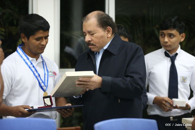 Daniel y Rosario reconocen a estudiantes y maestros destacados