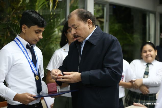 Daniel y Rosario reconocen a estudiantes y maestros destacados