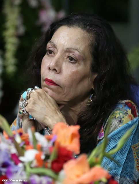 Daniel y Rosario reconocen a estudiantes y maestros destacados