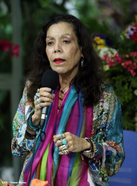 Daniel y Rosario reconocen a estudiantes y maestros destacados