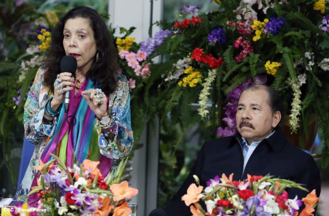 Daniel y Rosario reconocen a estudiantes y maestros destacados