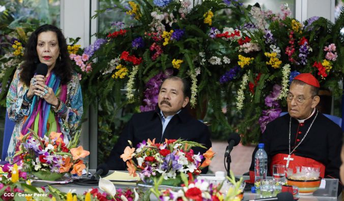 Daniel y Rosario reconocen a estudiantes y maestros destacados