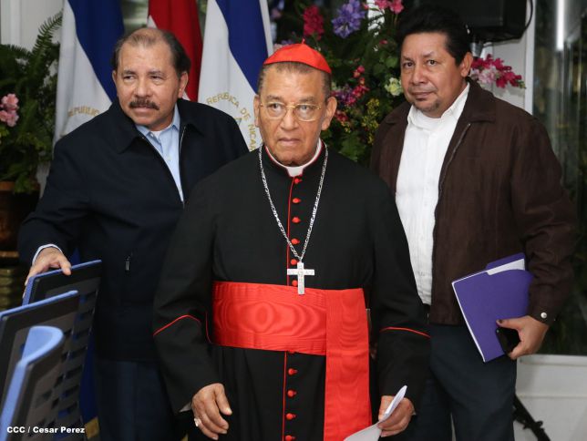 Daniel y Rosario reconocen a estudiantes y maestros destacados