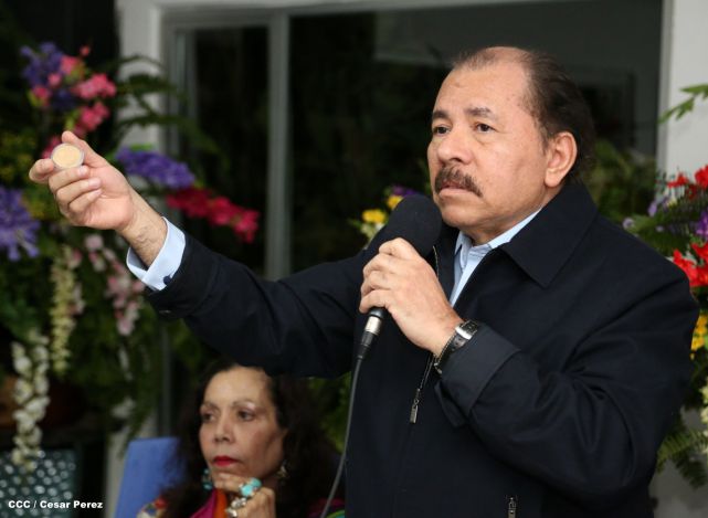 Daniel y Rosario reconocen a estudiantes y maestros destacados