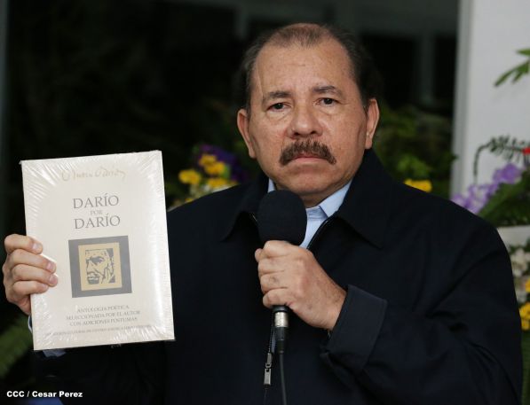 Daniel y Rosario reconocen a estudiantes y maestros destacados