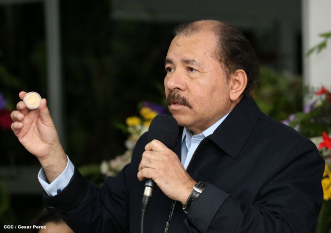 Daniel y Rosario reconocen a estudiantes y maestros destacados