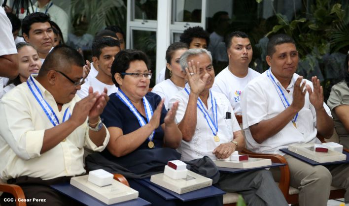 Daniel y Rosario reconocen a estudiantes y maestros destacados