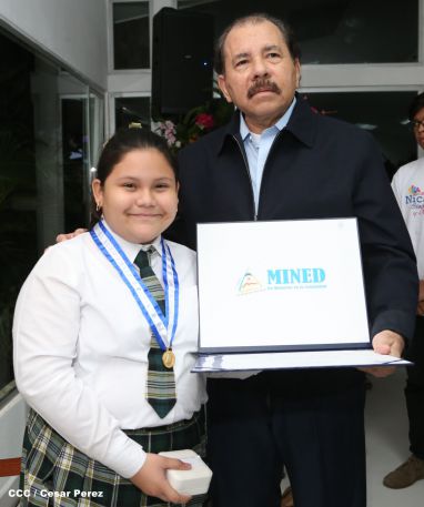 Daniel y Rosario reconocen a estudiantes y maestros destacados