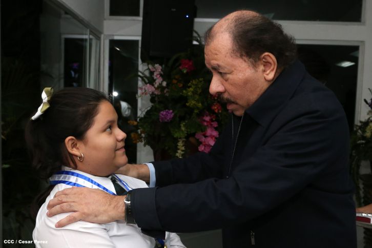 Daniel y Rosario reconocen a estudiantes y maestros destacados