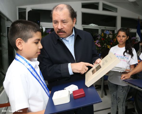 Daniel y Rosario reconocen a estudiantes y maestros destacados