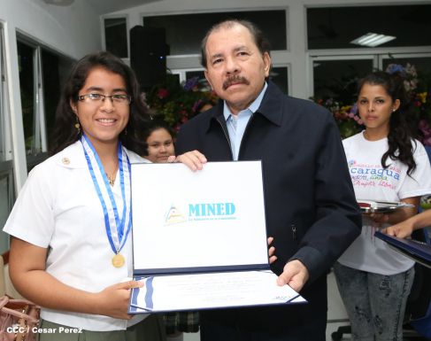 Daniel y Rosario reconocen a estudiantes y maestros destacados