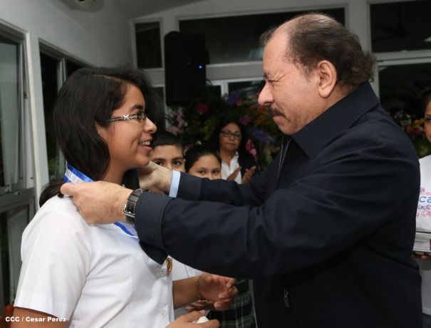 Daniel y Rosario reconocen a estudiantes y maestros destacados