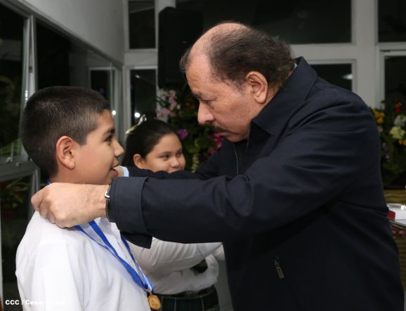 Daniel y Rosario reconocen a estudiantes y maestros destacados