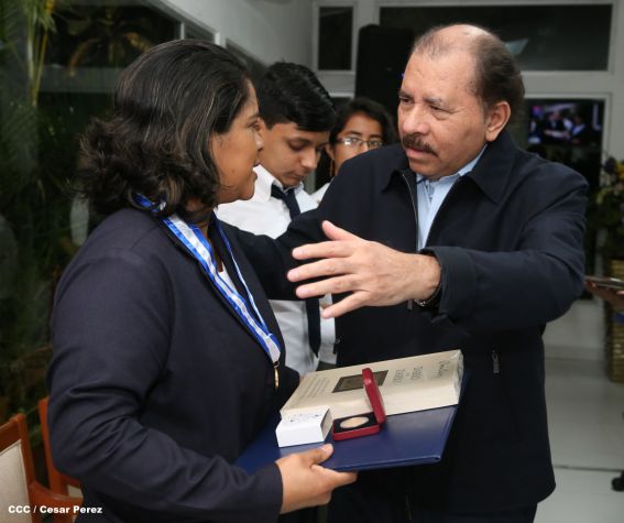 Daniel y Rosario reconocen a estudiantes y maestros destacados