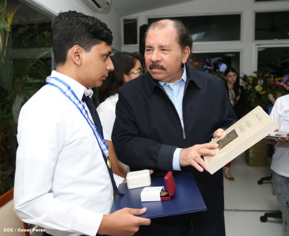 Daniel y Rosario reconocen a estudiantes y maestros destacados