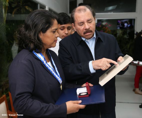 Daniel y Rosario reconocen a estudiantes y maestros destacados