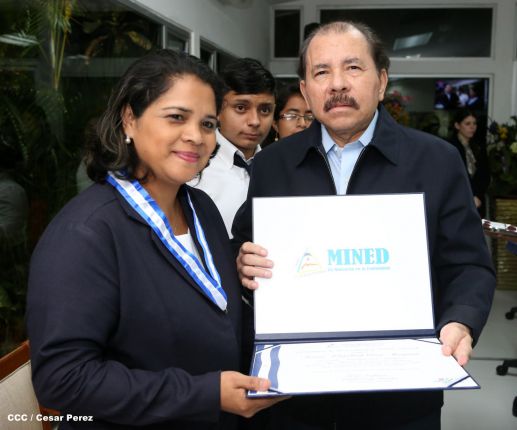 Daniel y Rosario reconocen a estudiantes y maestros destacados