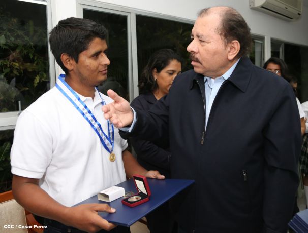 Daniel y Rosario reconocen a estudiantes y maestros destacados