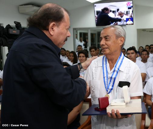 Daniel y Rosario reconocen a estudiantes y maestros destacados