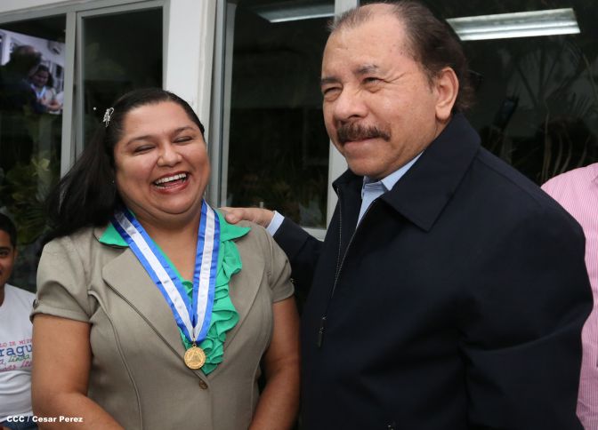 Daniel y Rosario reconocen a estudiantes y maestros destacados