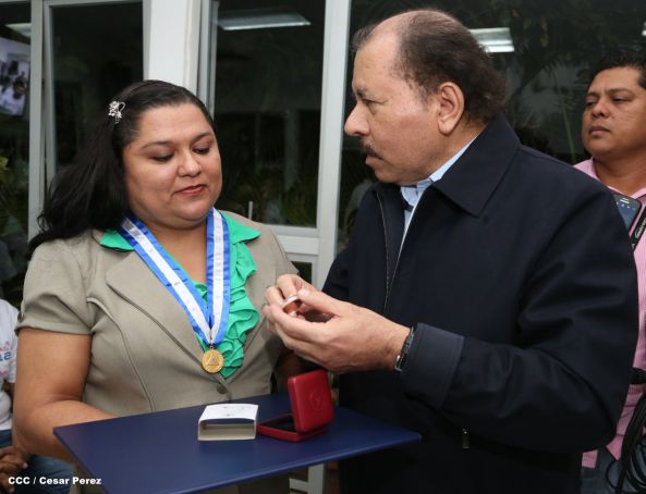 Daniel y Rosario reconocen a estudiantes y maestros destacados