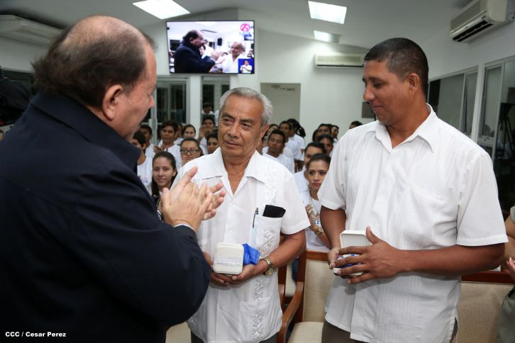 Daniel y Rosario reconocen a estudiantes y maestros destacados