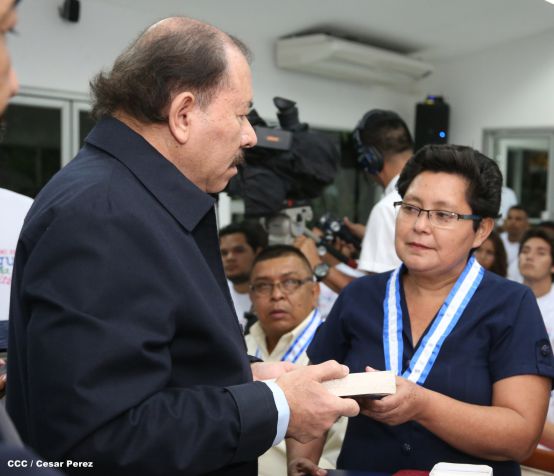 Daniel y Rosario reconocen a estudiantes y maestros destacados