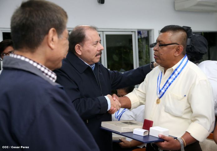 Daniel y Rosario reconocen a estudiantes y maestros destacados