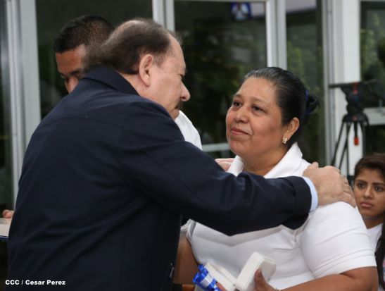 Daniel y Rosario reconocen a estudiantes y maestros destacados