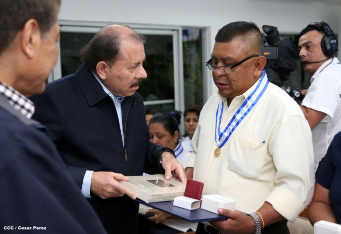 Daniel y Rosario reconocen a estudiantes y maestros destacados