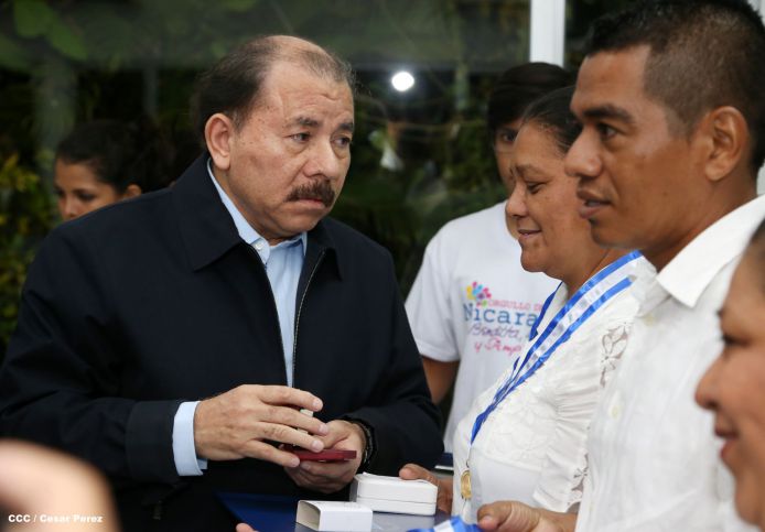 Daniel y Rosario reconocen a estudiantes y maestros destacados