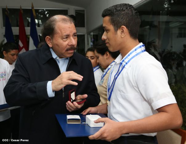 Daniel y Rosario reconocen a estudiantes y maestros destacados
