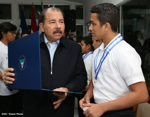 Daniel y Rosario reconocen a estudiantes y maestros destacados