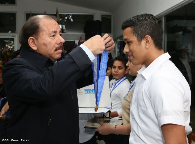 Daniel y Rosario reconocen a estudiantes y maestros destacados